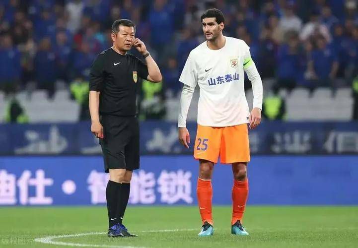 在屋顶和三个男人享受的妻子